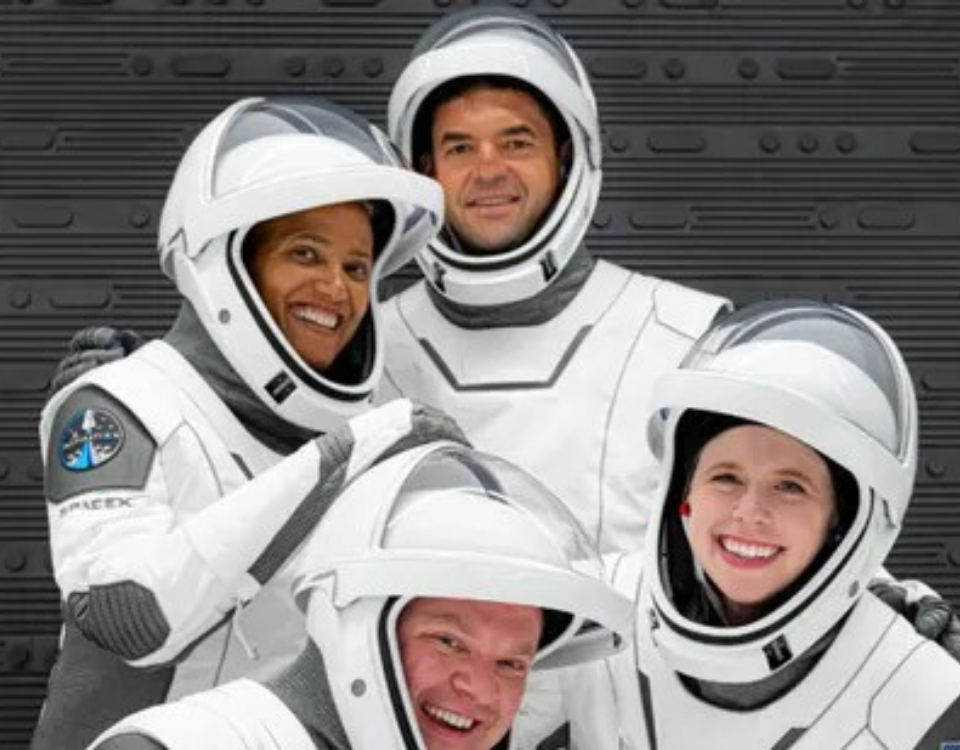 Space worn. Четыре Космонавта. Команда Космонавтов из четырех человек арт. Panasonic Wear Space.